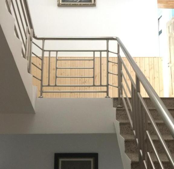 膳宿费 March Garden Next To The Furniture Market