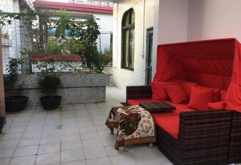 膳宿费 March Garden Next To The Furniture Market