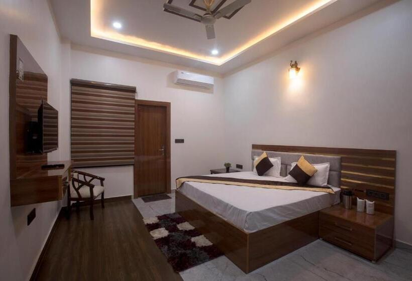 Отель Madhav Residency