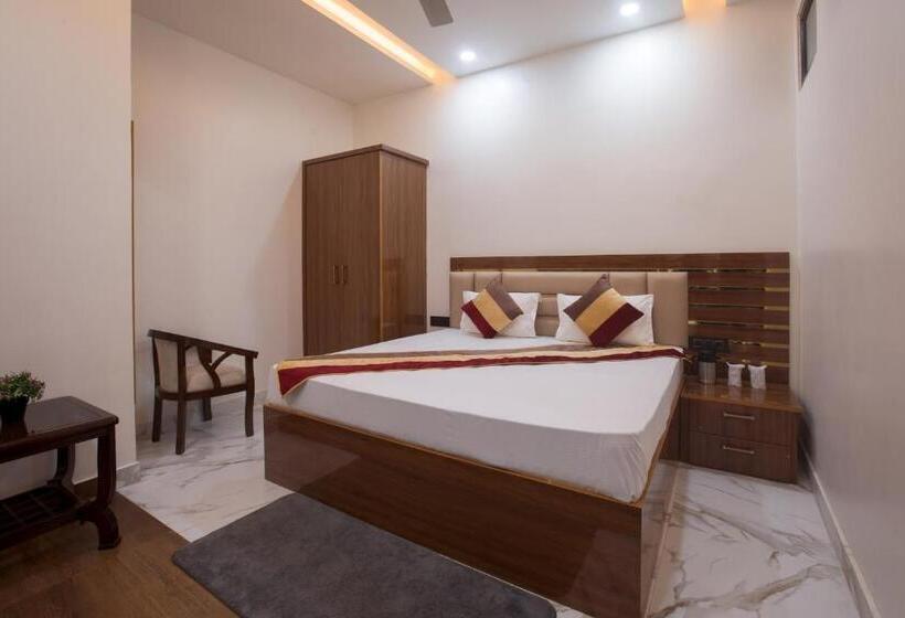 Отель Madhav Residency