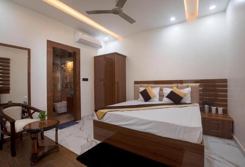 Отель Madhav Residency