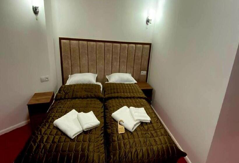 Pensão Alifa Lux Guesthouse