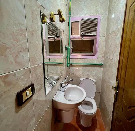 پانسیون Sunny Central Room Besides Auc Downtown