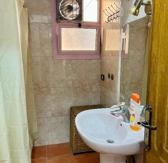 پانسیون Sunny Central Room Besides Auc Downtown