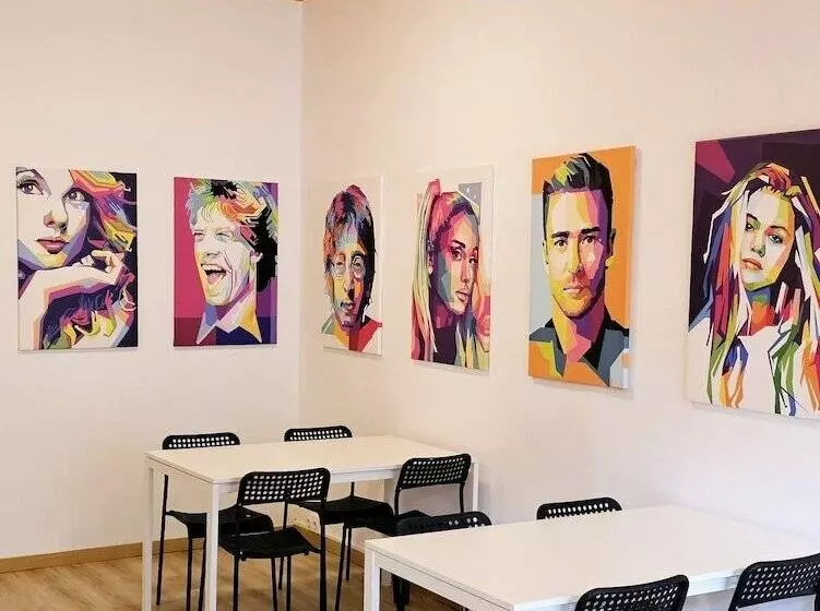 هاستل Arc House Pop Art