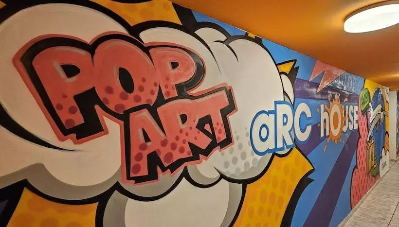 هاستل Arc House Pop Art