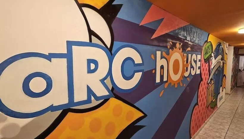 هاستل Arc House Pop Art