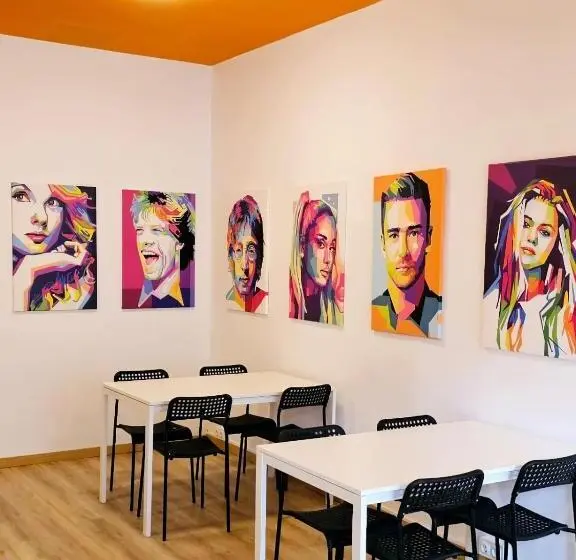 هاستل Arc House Pop Art