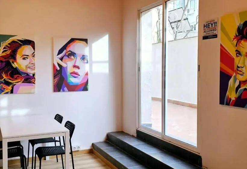 هاستل Arc House Pop Art