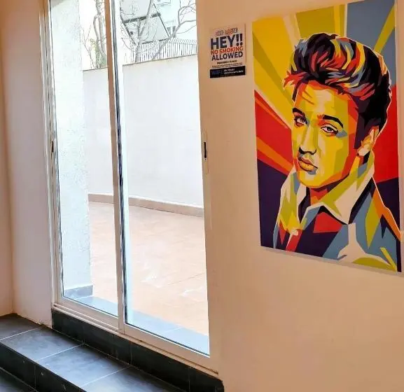 هاستل Arc House Pop Art