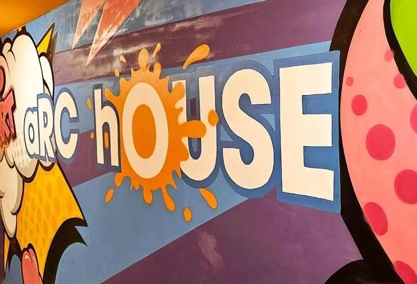 هاستل Arc House Pop Art