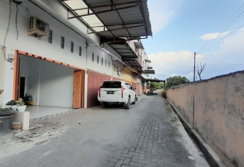 Отель Oyo 93402 Family Homestay Syariah