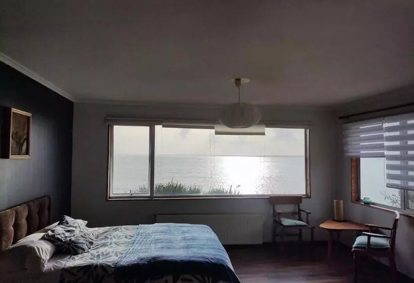 تختخواب و صبحانه Buenavida Hostel, Habitación Amplia Con Baño En Suite Y Vista Al Mar