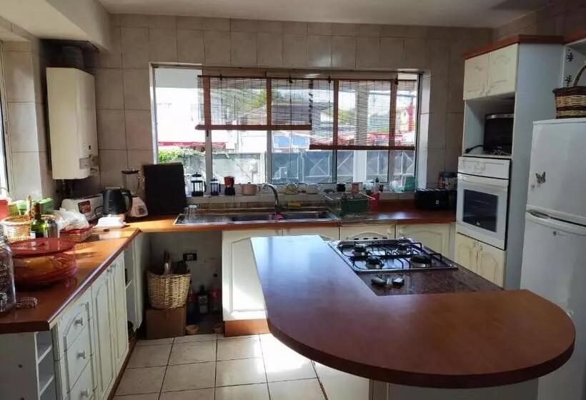 تختخواب و صبحانه Buenavida Hostel, Habitación Amplia Con Baño En Suite Y Vista Al Mar