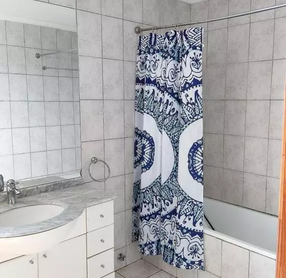 تختخواب و صبحانه Buenavida Hostel, Habitación Amplia Con Baño En Suite Y Vista Al Mar