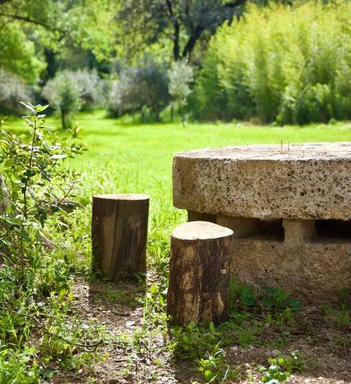 Chambre D Hôtes Insolite Lit Rond B&b Proche Avignon Orange Château De Sienne Piscine Rivière