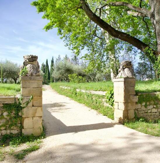 Chambre D Hôtes Insolite Lit Rond B&b Proche Avignon Orange Château De Sienne Piscine Rivière