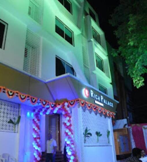 فندق Rich Palace, Jalgaon