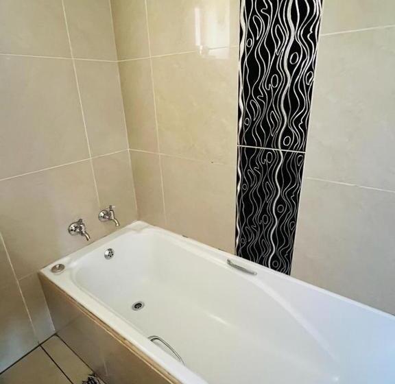 تختخواب و صبحانه Lovic Guest House +27655256611