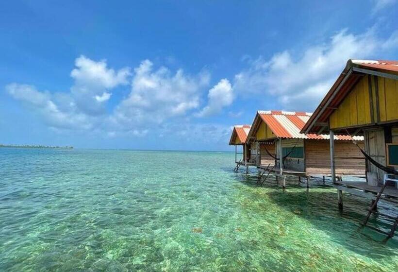Cabañas Sobre El Mar En Guna Yala
