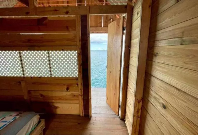 Cabañas Sobre El Mar En Guna Yala