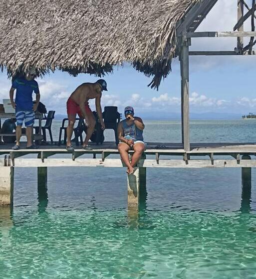 Cabañas Sobre El Mar En Guna Yala