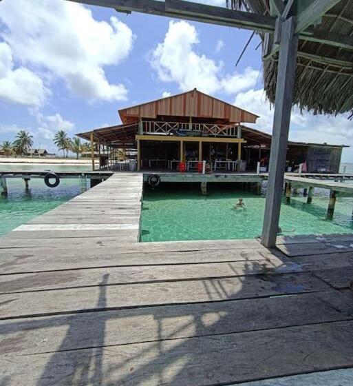Cabañas Sobre El Mar En Guna Yala