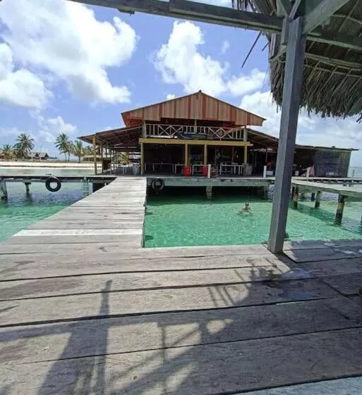 Cabañas Sobre El Mar En Guna Yala
