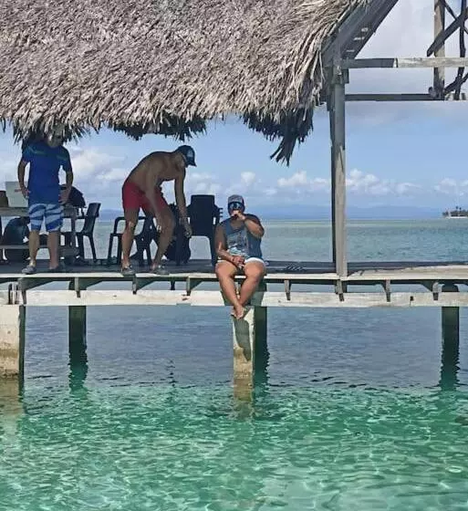 Cabañas Sobre El Mar En Guna Yala