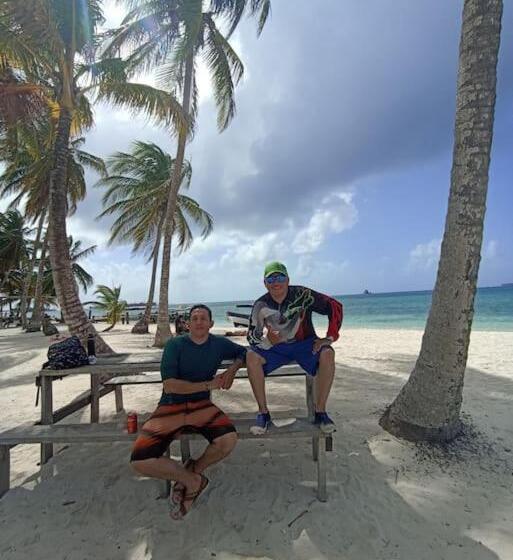 Cabañas Sobre El Mar En Guna Yala