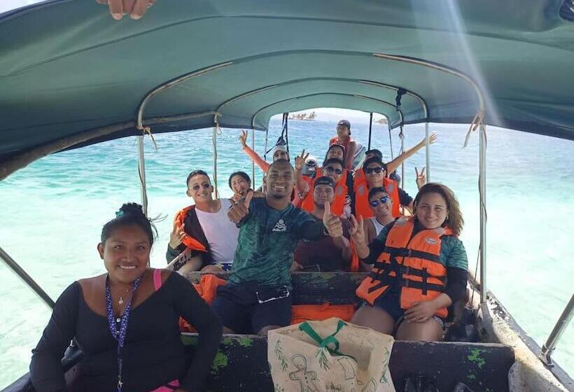 Cabañas Sobre El Mar En Guna Yala