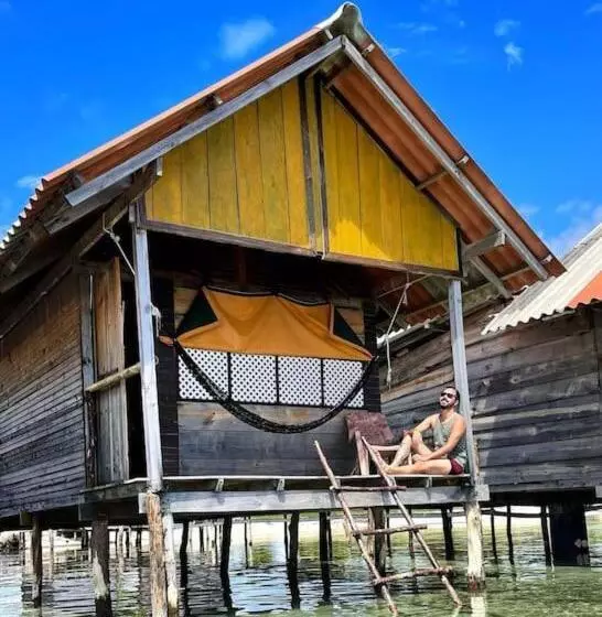 Cabañas Sobre El Mar En Guna Yala