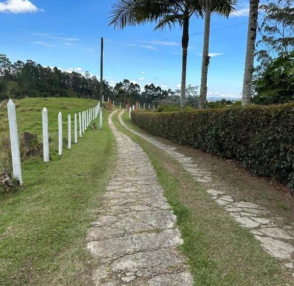 פנסיון Avatar Mountain Retreat