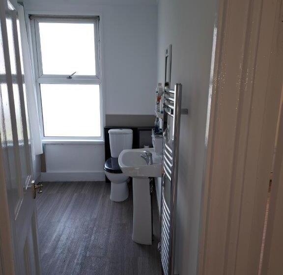 بنسيون Double Room Near London Seven Kings Train Station