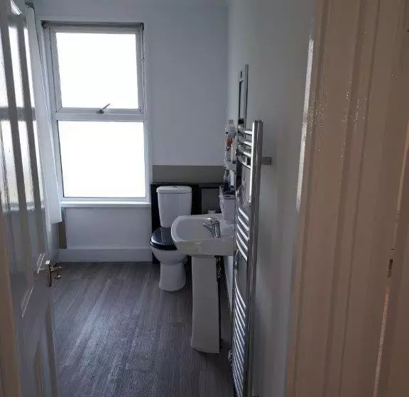 Majatalo Double Room Near London Seven Kings Train Station