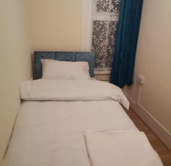 بنسيون Double Room Near London Seven Kings Train Station