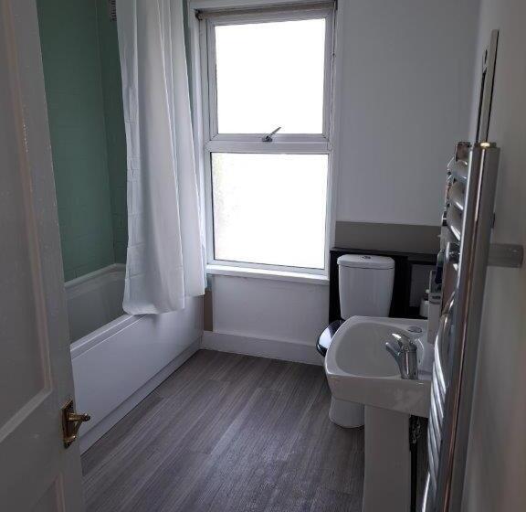 بنسيون Double Room Near London Seven Kings Train Station