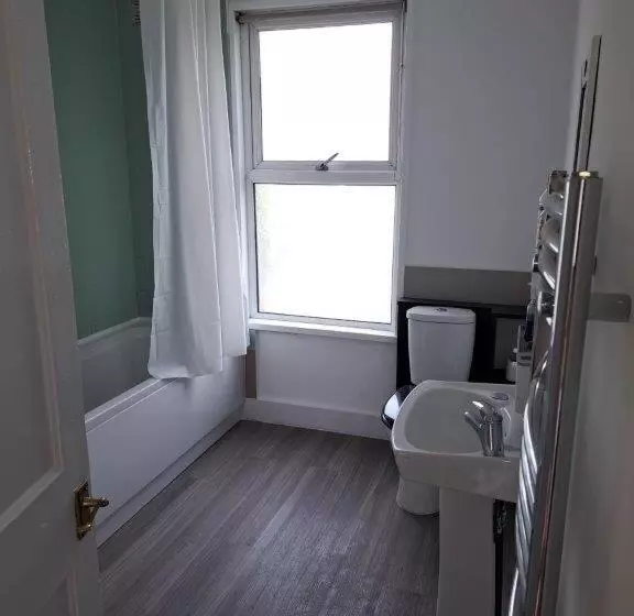 Majatalo Double Room Near London Seven Kings Train Station