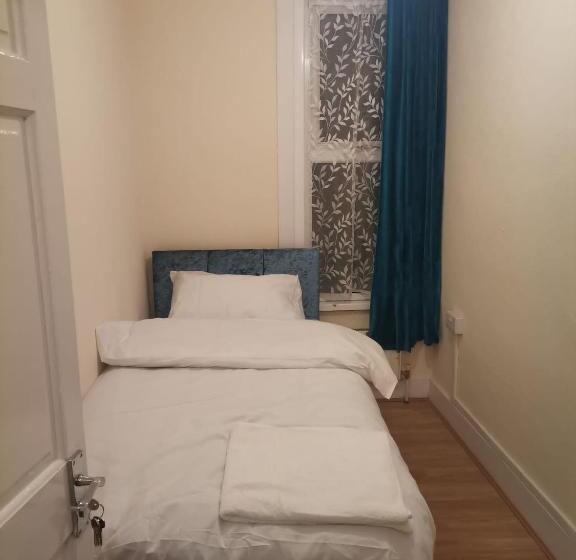펜션 Double Room Near London Seven Kings Train Station