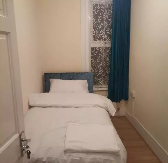 Majatalo Double Room Near London Seven Kings Train Station