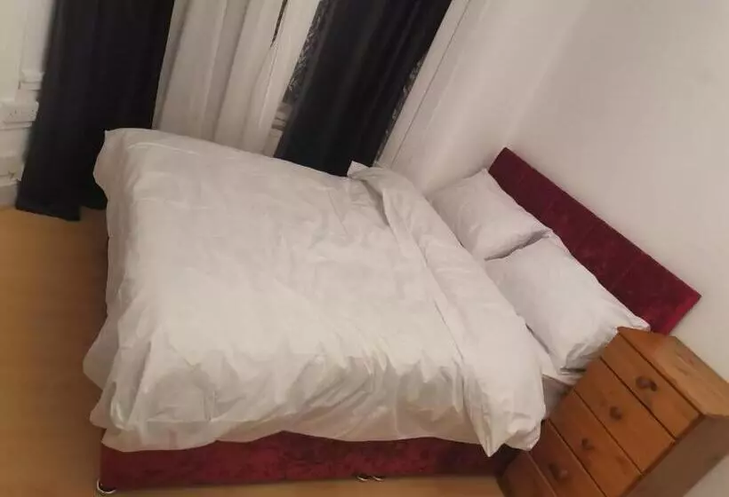 Majatalo Double Room Near London Seven Kings Train Station