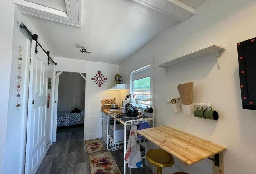 펜션 Petite Guesthouse With Kitchenette And Private Bathroom