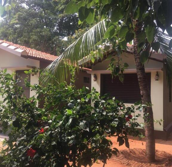 Leo Comforts River Side Resort