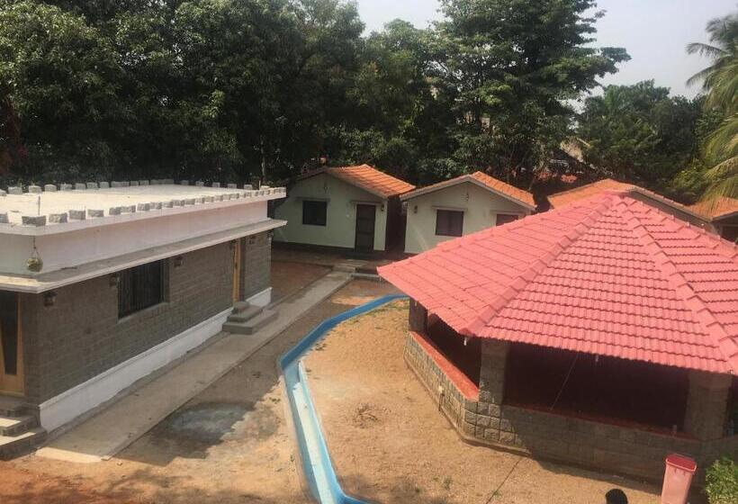 Leo Comforts River Side Resort