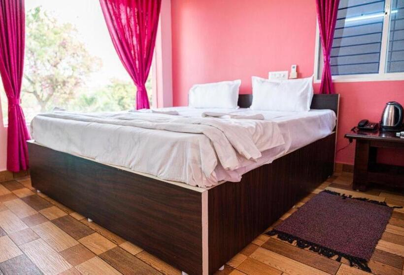 Leo Comforts River Side Resort