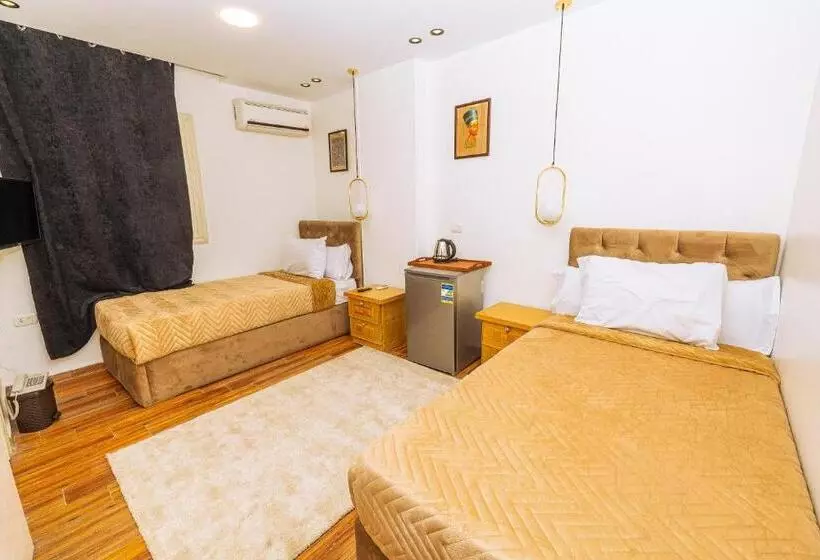 هاستل White Pyramids Inn