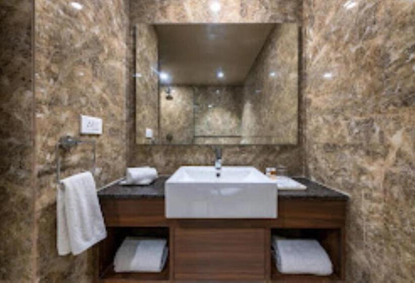 בית מלון כפרי Cachar Club Silchar