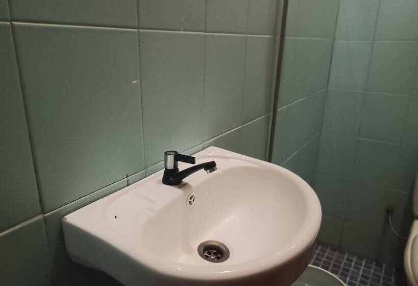 בית מלון כפרי Oyo 93332 Kharis Home Stay