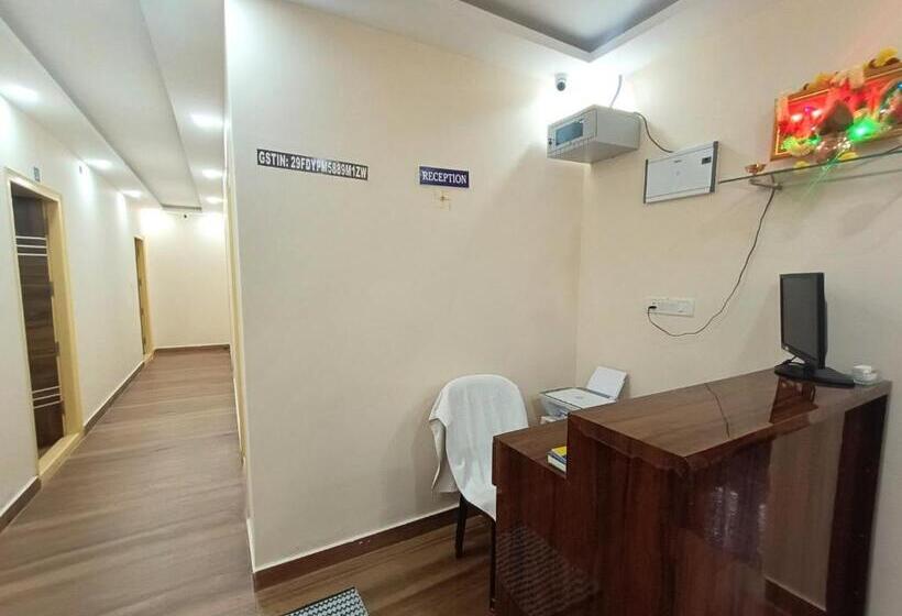 בית מלון כפרי Staymaker Karanji Paradise   Next To Liquor Station