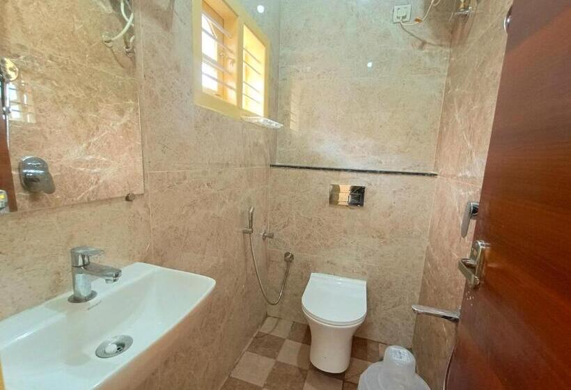 בית מלון כפרי Staymaker Karanji Paradise   Next To Liquor Station